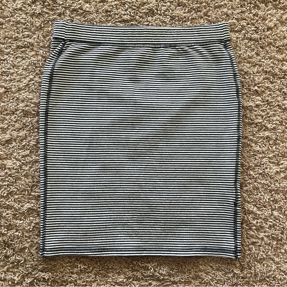 Small Old Navy Black and White Stripped Pencil Skirt